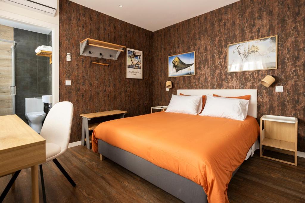 Art-Inspired Guesthouse - Ensuite Double Rooms with AC and Workspace in Porto
