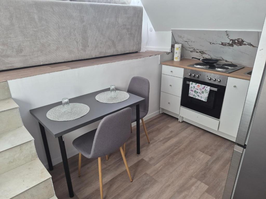 a small kitchen with a table and two chairs at Nektarios Bulus in Kernen