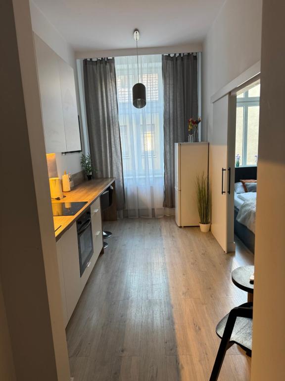 a kitchen and living room with a table and a bed at Apartament centrum-rynek Gorzów Wlkp. in Gorzów Wielkopolski