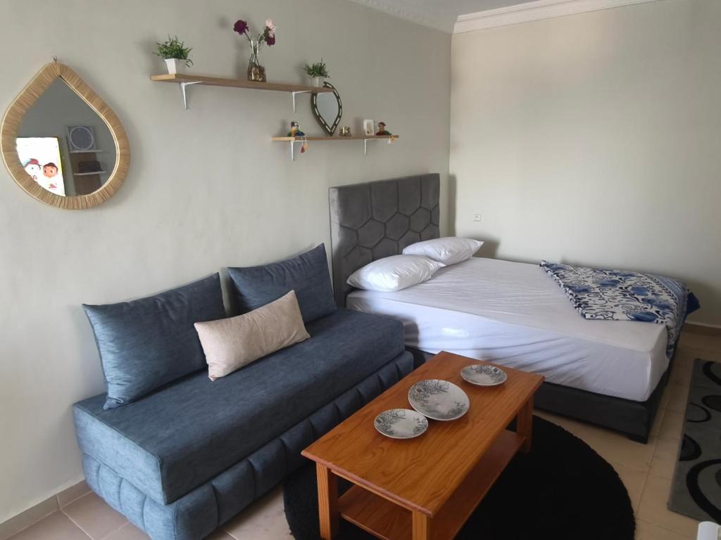 a living room with a couch and a bed at Studio avec terrasse privée sans vis-à-vis in Essaouira