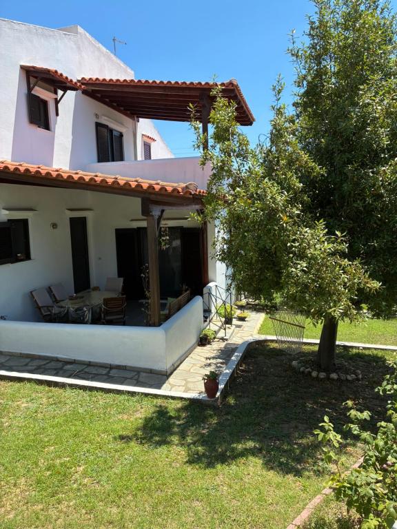 a view of a house with a garden at Casa De Vacacion in Gerakini