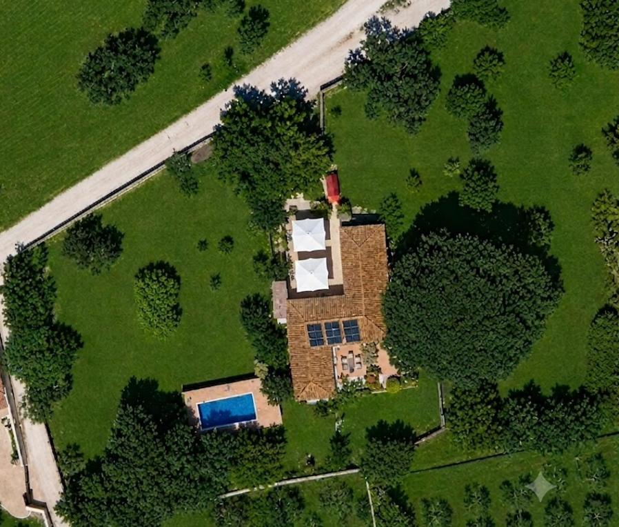 an aerial view of a house in a yard at El Remanso de Marie in Órgiva