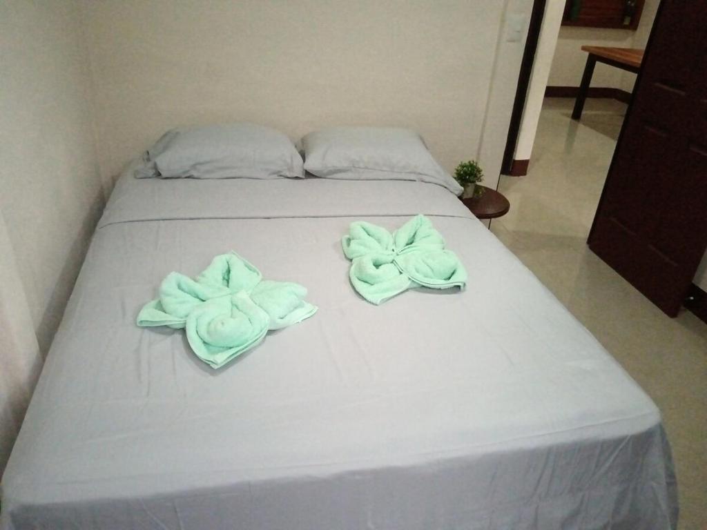 a bed with two towels on top of it at Señora Aura in Hone Creek