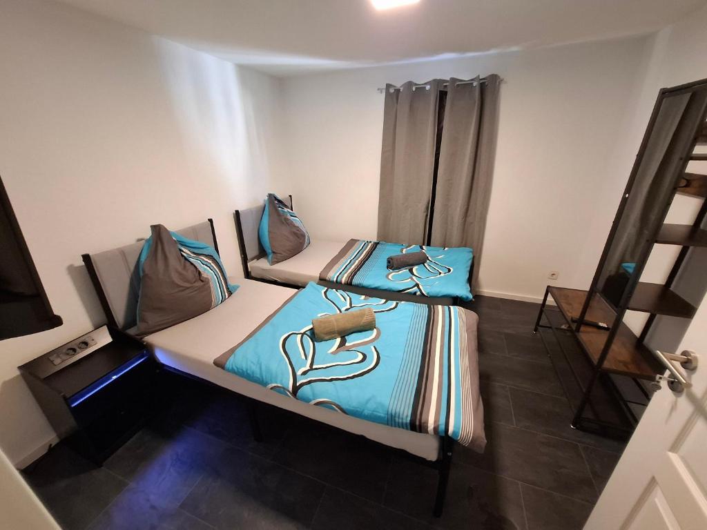 a room with two beds in a room at GR ooms Rents in Gemmrigheim