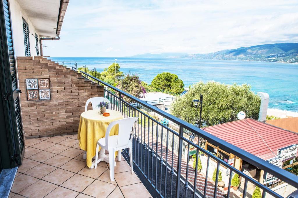 uma varanda com uma mesa e cadeiras e o oceano em Belvedere Hotel-B&B em Palinuro