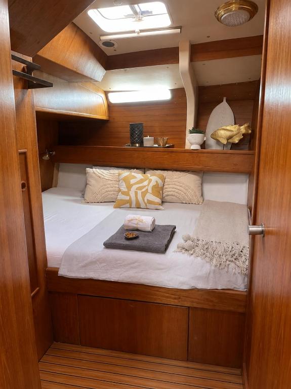 Stay On - Sailboat