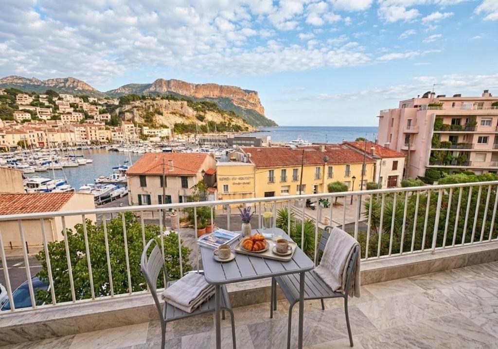 a table and chairs on a balcony with a view of the ocean at Seaview.Cassis in Cassis