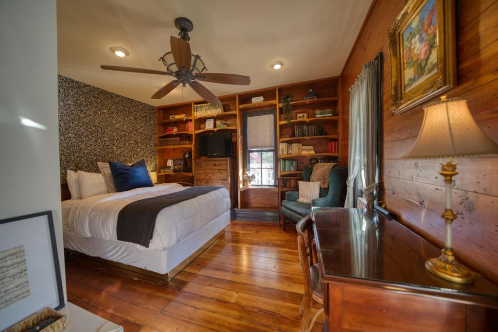 a bedroom with a bed and a ceiling fan at Downtown Chantilly Ste Piedmont in Eureka Springs