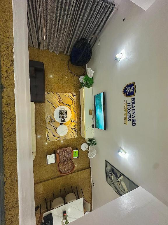 an overhead view of a room with a table and chairs at Brainardville in Iseri