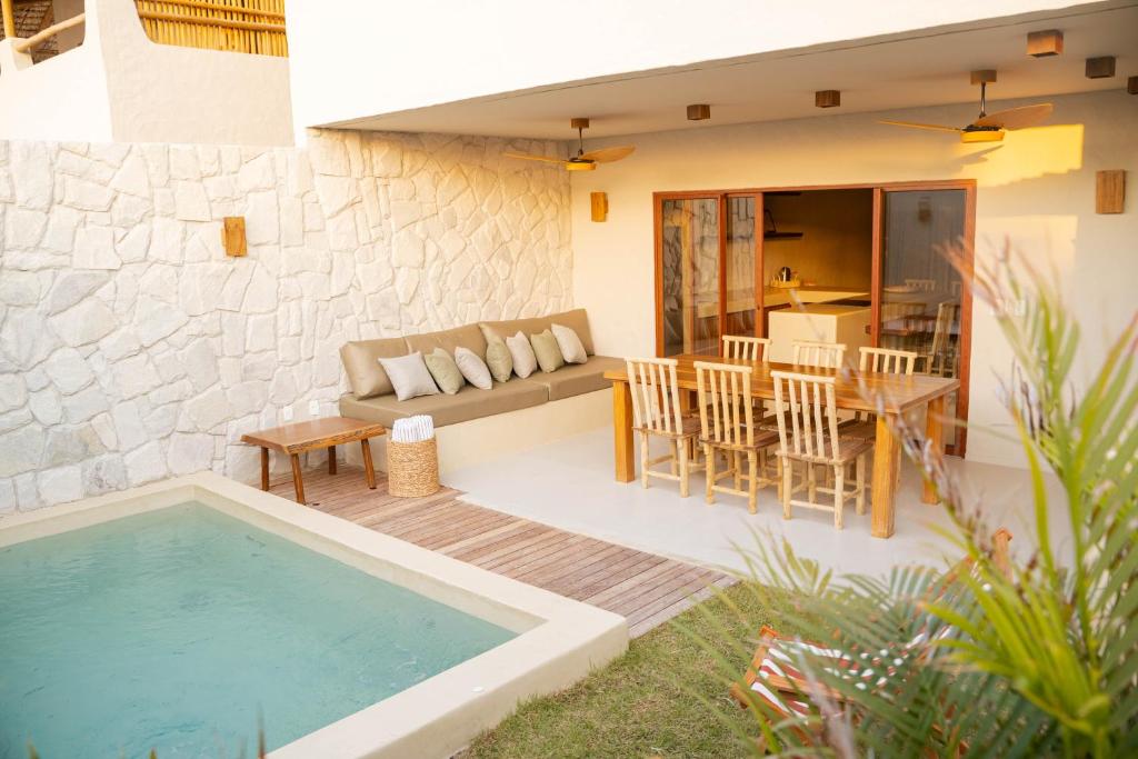 a villa with a swimming pool and a house at Villa Vento in Camocim