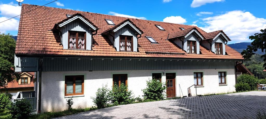a white house with a red roof at Osserapartment Green in Lohberg