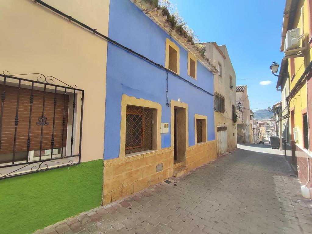 an alley with a blue and green building at La Casa Azul Bullas in Bullas
