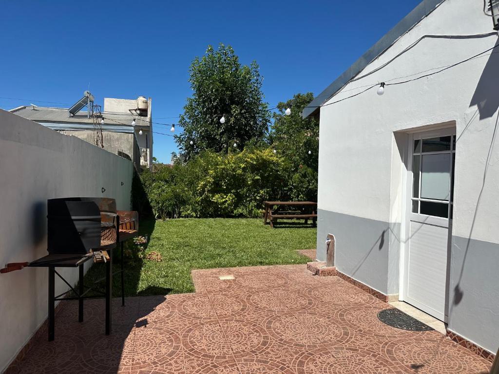 a backyard with a white building and a patio at Departamento Jumace in Federación