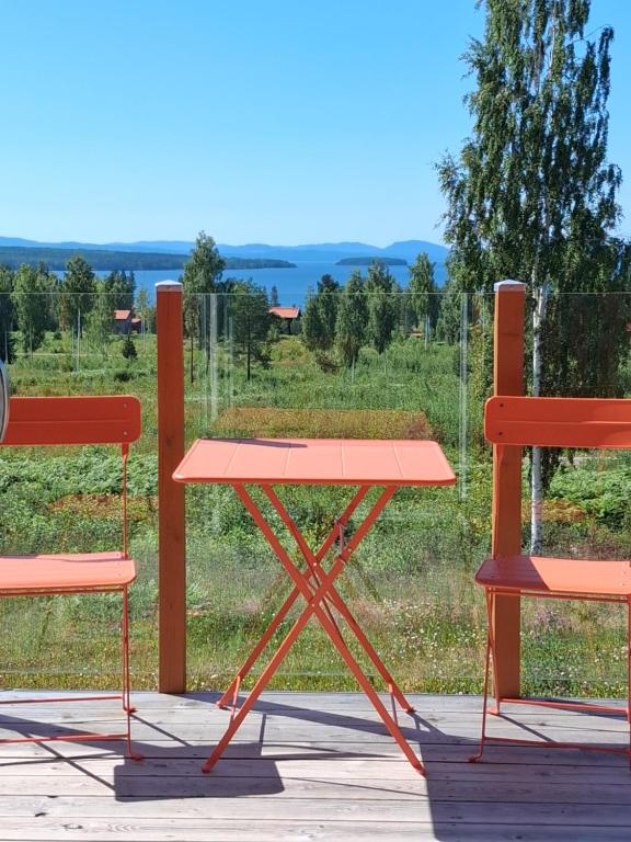 two chairs and a table and a table and two chairs at Sjöutsikt med bastu som tillval in Tällberg