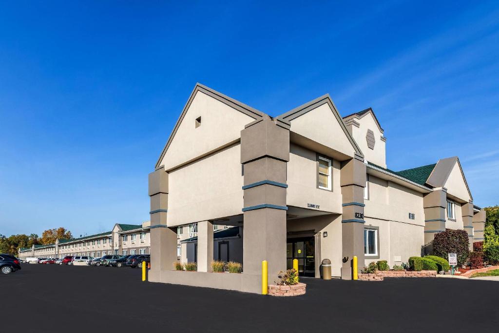a large building in front of a parking lot at Park Inn by Radisson, Detroit Metro Airport in Romulus