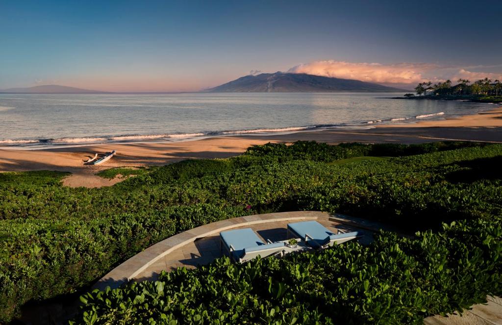 - une vue aérienne sur la plage et l'océan dans l'établissement Four Seasons Resort Maui at Wailea, à Wailea