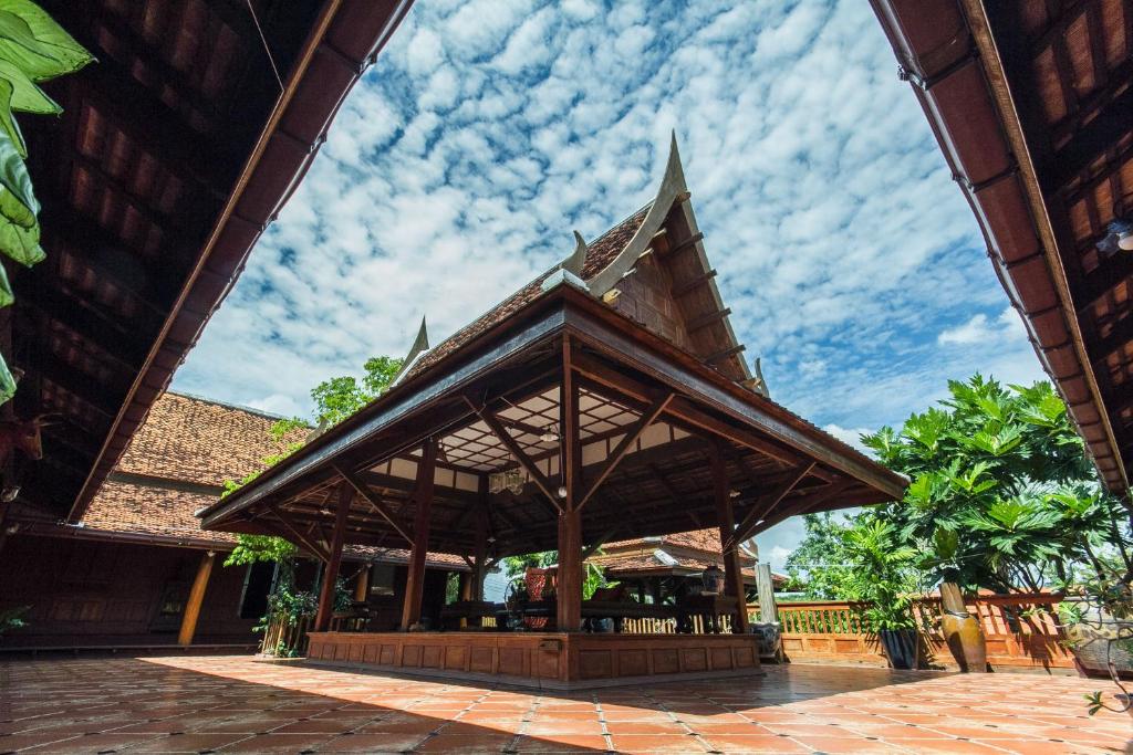 een paviljoen met een dak boven een gebouw bij Ayutthaya retreat in Phra Nakhon Si Ayutthaya