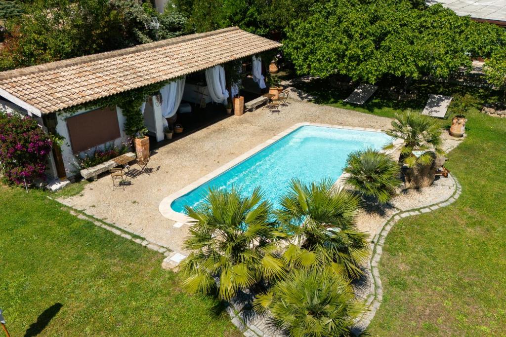 an overhead view of a swimming pool next to a house at Villa Niloan Olbia in Olbia