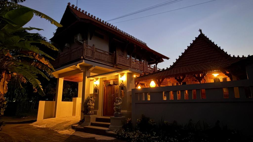 a house with lights on the front of it at Umah Nayoye Amed in Ambat
