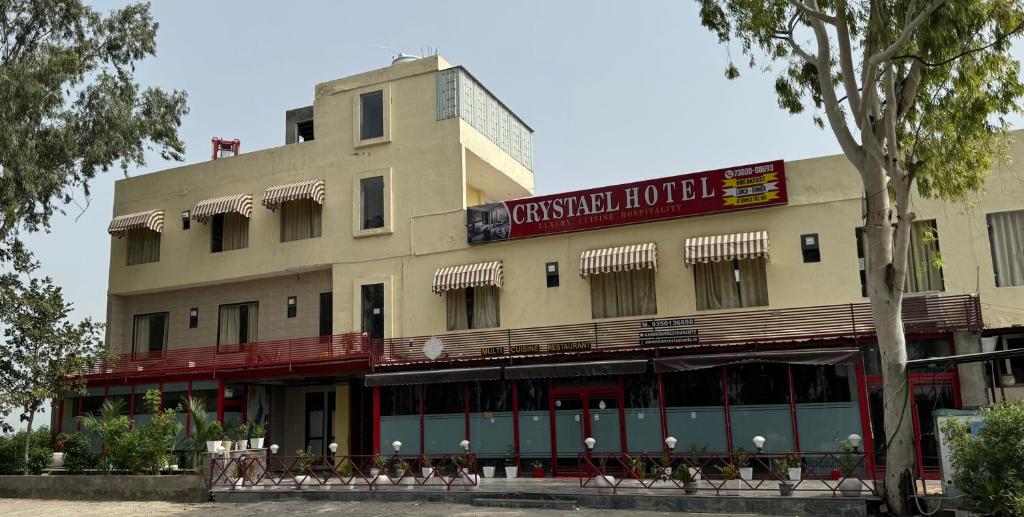 ein Gebäude mit einem Hotel und einem Schild darauf in der Unterkunft Crystael Hotel in Babarpur