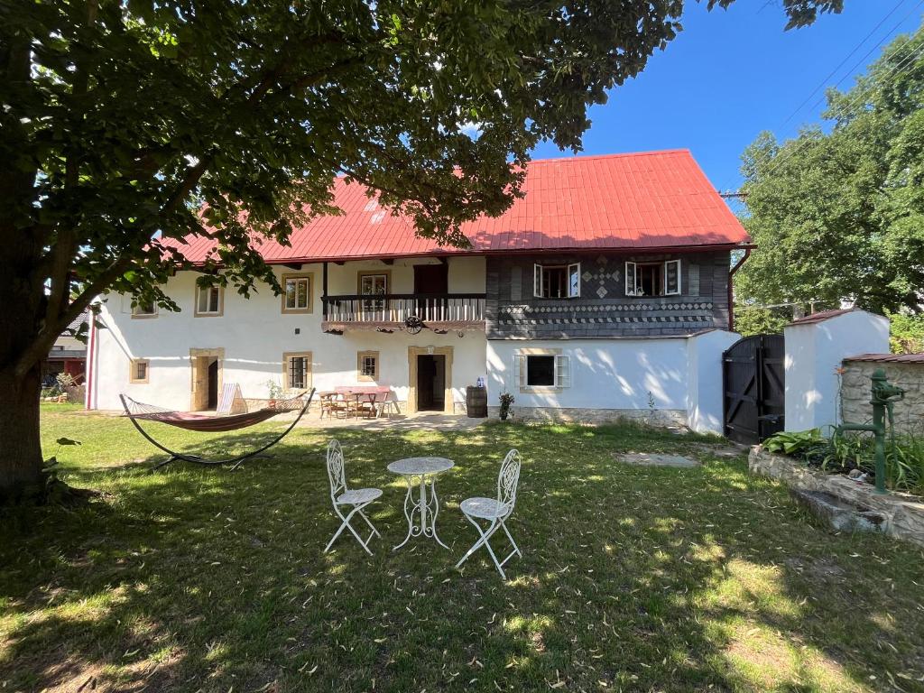 a table and chairs in front of a house at Chalupa Hubina in Snědovice