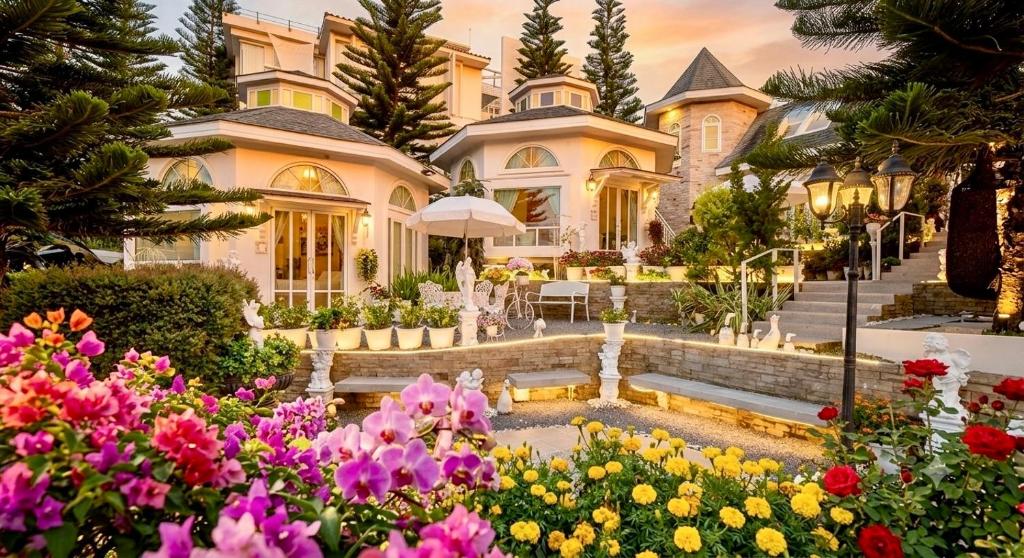 a large house with flowers in front of it at Prim's Cottage Khaokho พริม คอทเทจ เขาค้อ วัดผาซ่อนแก้ว in Khao Kho