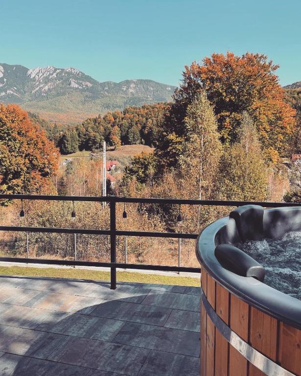 a hot tub on a deck with a view of trees at Bella Vista Cheia in Cheia