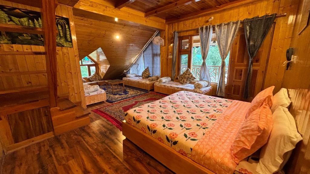 ein Schlafzimmer mit einem Bett in einer Holzhütte in der Unterkunft Cafe Saffron Sips & Stays - Alpine Suites Naggar Near Manali in Nagar