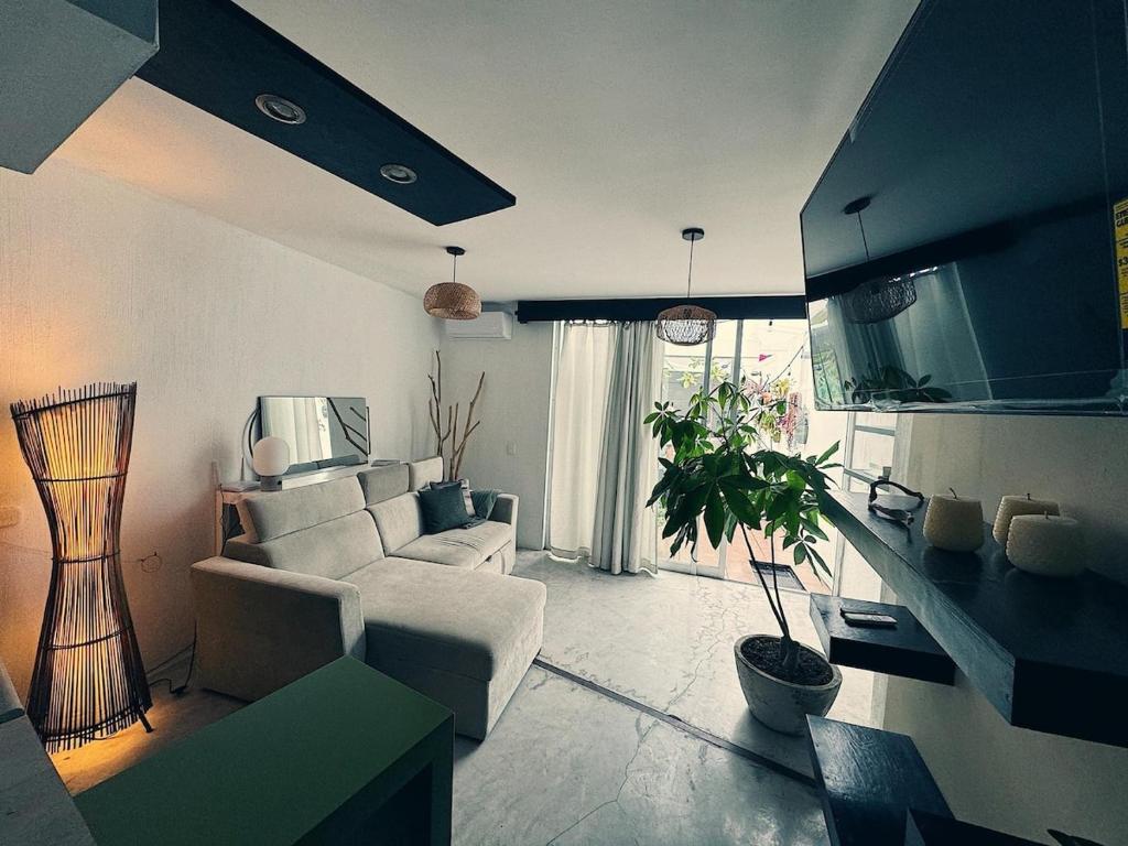 ein Wohnzimmer mit Sofa und Sessel in der Unterkunft Casa Mangle in Tepic