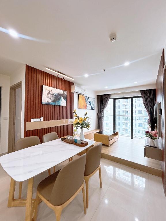 a dining room with a table and chairs at Minh Anh Apartment 5 in Thôn Văn Dương