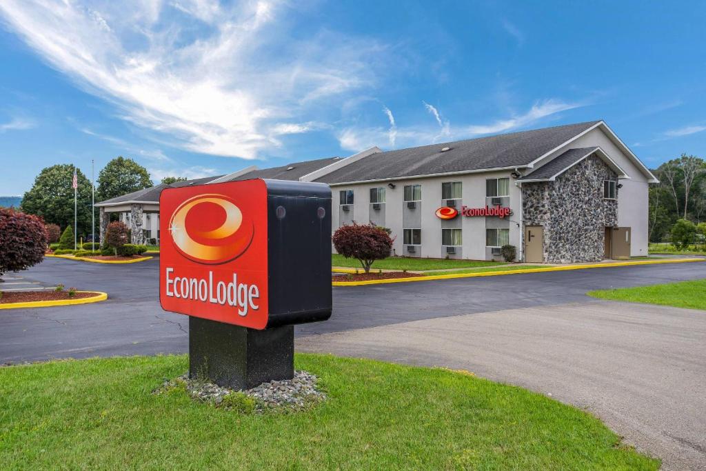 a sign in front of a hotel building at Econo Lodge Painted Post - Corning in Painted Post