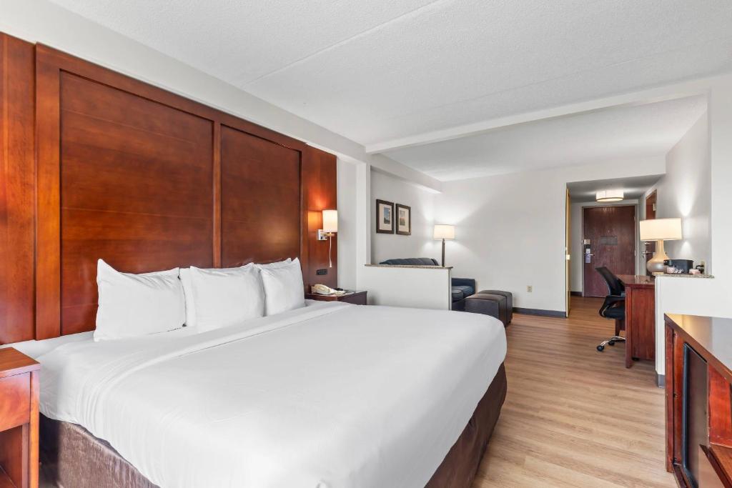 a large white bed in a hotel room at Comfort Suites Manassas Battlefield Park in Manassas