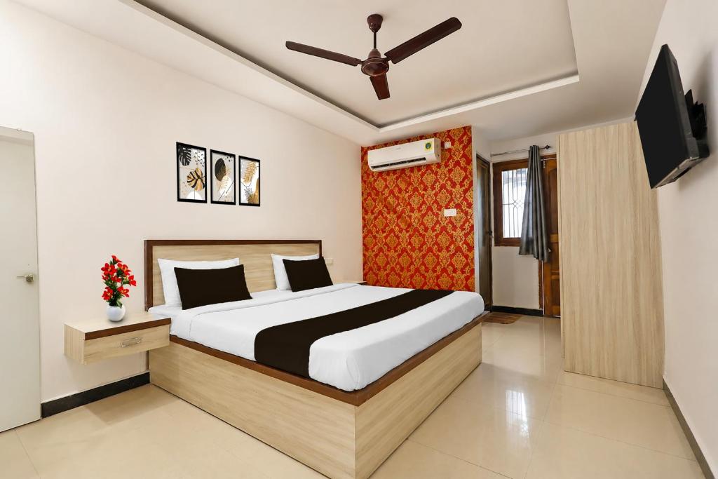 a bedroom with a bed and a television in it at Super Hotel O Gorakhpur Railway Junction Road Golghar Formerly RR Inn in Gorakhpur