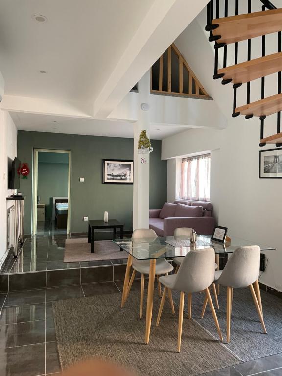 a living room with a glass table and chairs at Maison Wintzenheim in Wintzenheim