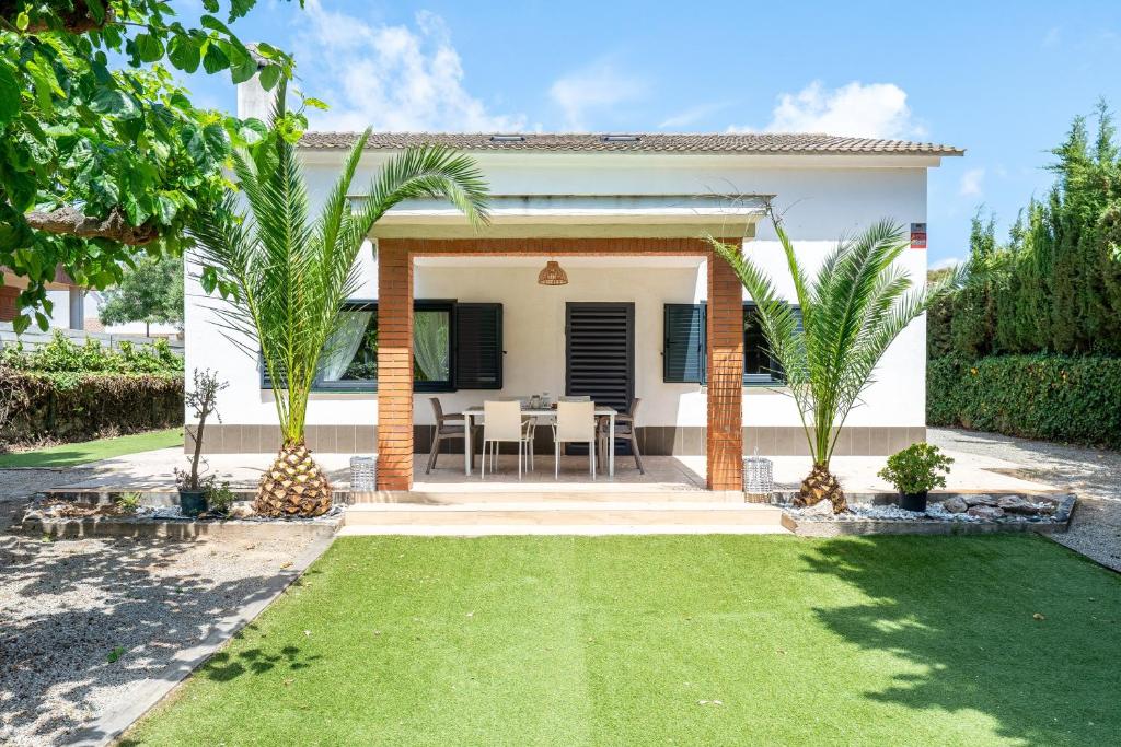 Villa with garden next to the beach
