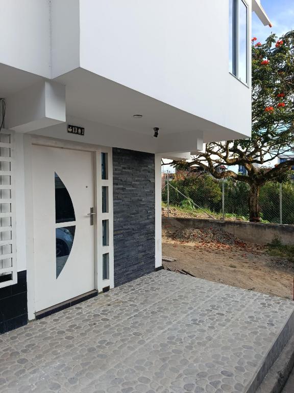 a white door on the side of a building at Casa de alejo in Pereira