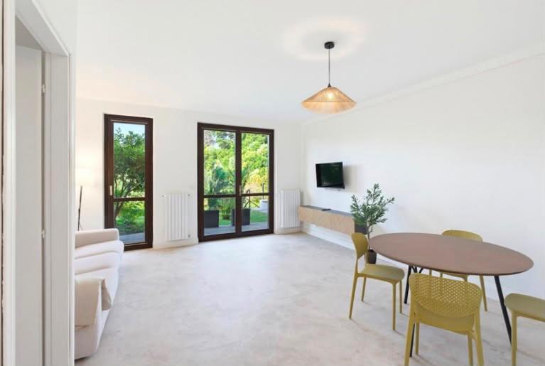 a living room with a table and chairs at D'Annunzio in Gardone Riviera