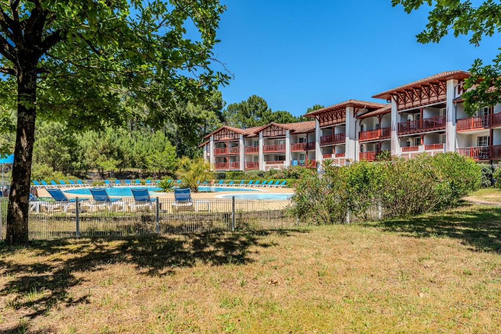 a resort with a swimming pool and a resort at Golf de Biscarrosse – Piscine in Biscarrosse