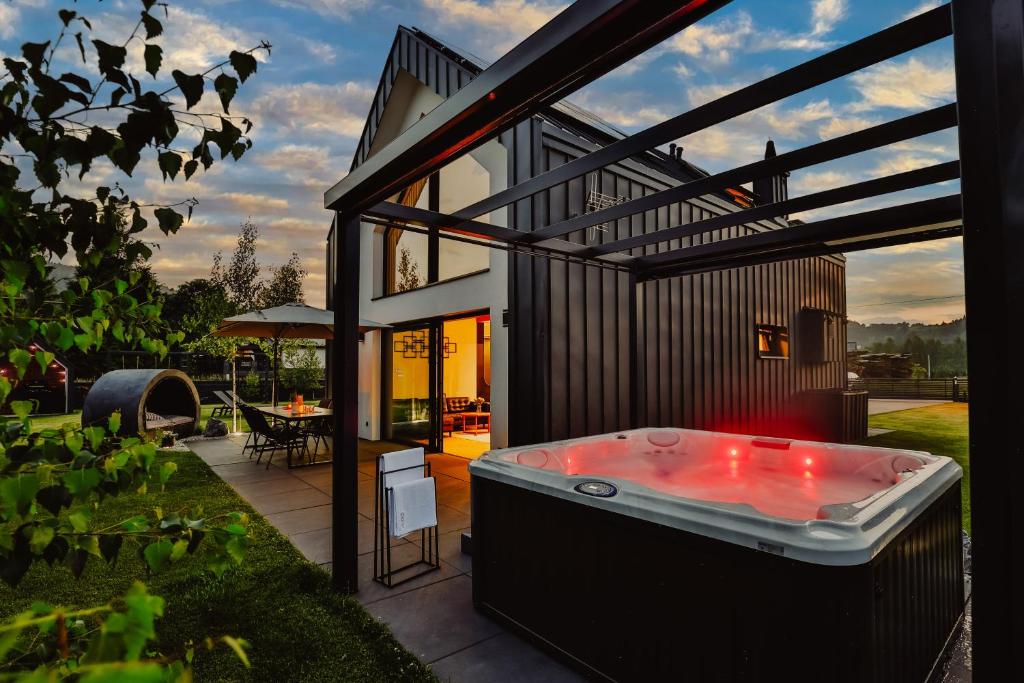 a hot tub in the backyard of a house at Loftowe Zacisze in Bystra