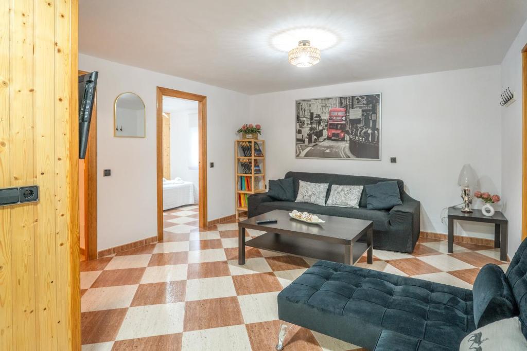 ein Wohnzimmer mit Sofa und Tisch in der Unterkunft Calma Cazorla in Cazorla