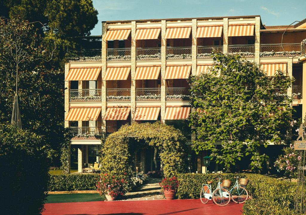 a building with two bikes parked in front of it at Hermitage Hotel & Resort Forte dei Marmi - Starhotels Collezione in Forte dei Marmi