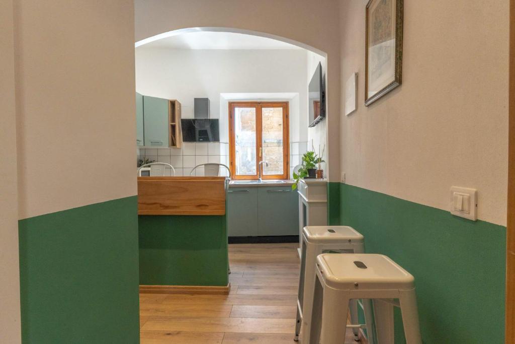 Light-Filled Duomo 2BR2BA Top-Floor Flat