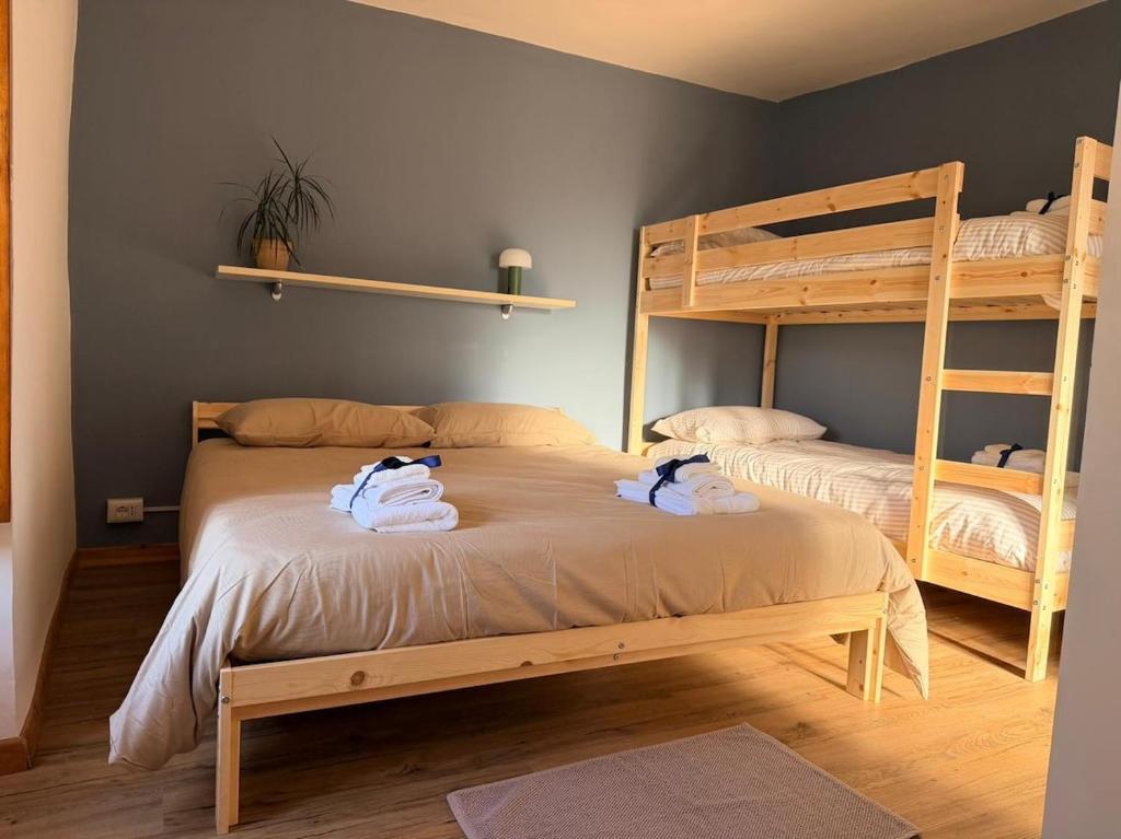 a bedroom with two bunk beds with towels at MarLee Lake Home in Castel San Vincenzo