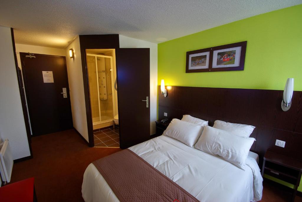 Postel nebo postele na pokoji v ubytování Enzo Hotels Vierzon by Kyriad Direct