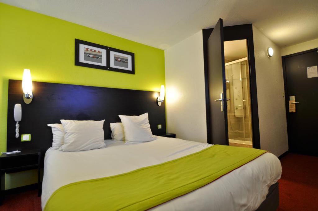 Postel nebo postele na pokoji v ubytování Enzo Hotels Vierzon by Kyriad Direct