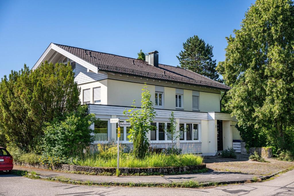 ein weißes Haus mit Bäumen davor in der Unterkunft Hoffmanns in Burgkirchen an der Alz