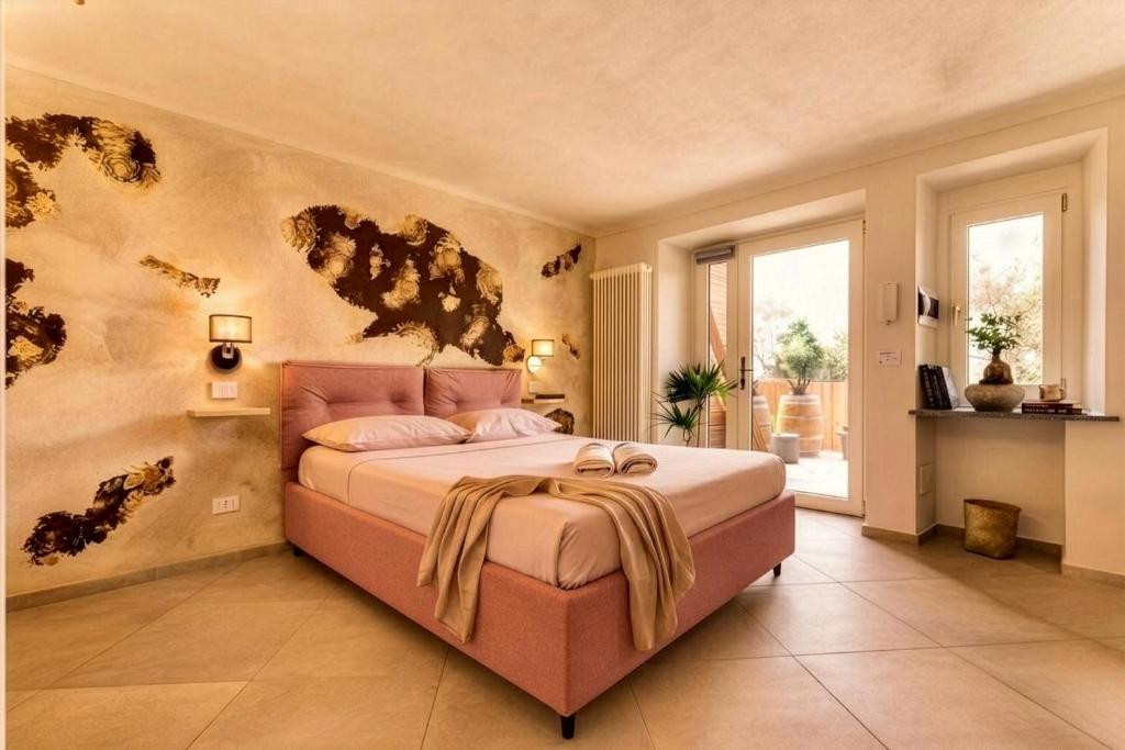 a bedroom with a large bed in a room at La Cantina Rent Rooms in Agliè