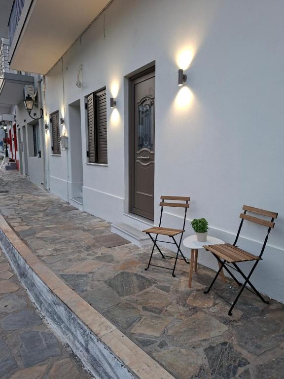 two chairs and a table next to a building at Mare e Vita in Patitiri