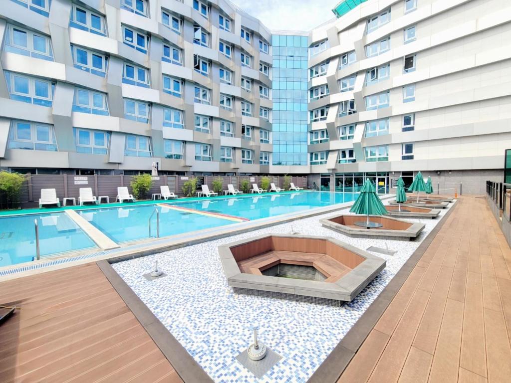 a swimming pool in the middle of a building at Sokcho Marina Hotel in Sokcho