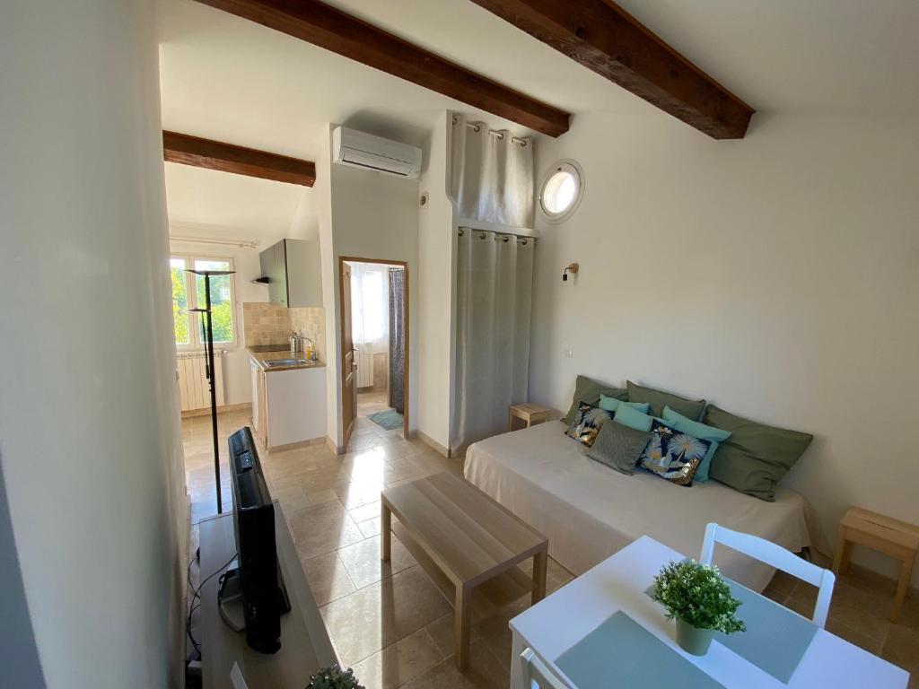 a small living room with a bed and a table at Studio au 1er étage à la campagne in Callian